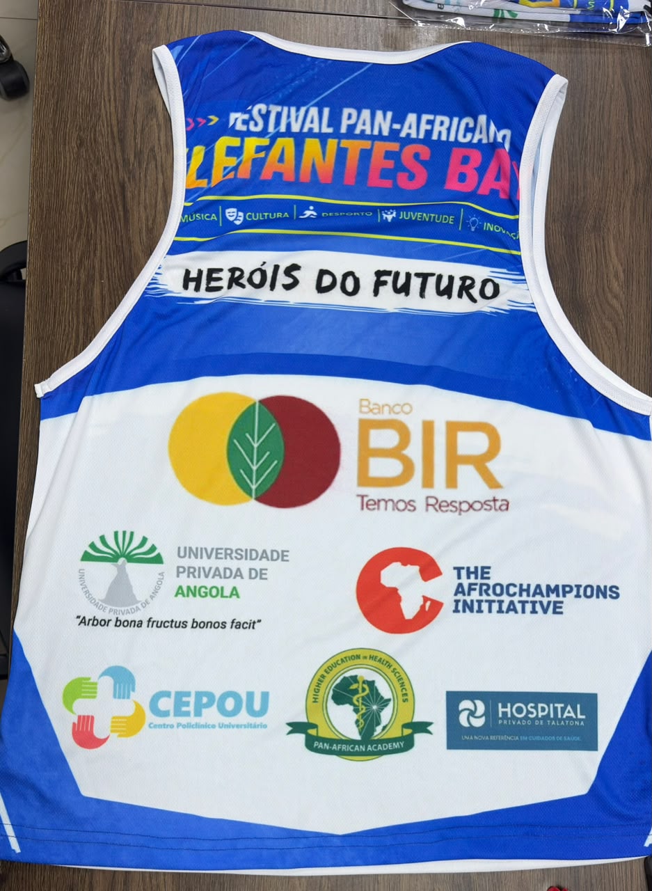 Colete azul do Festival com o Banco BIR em destaque