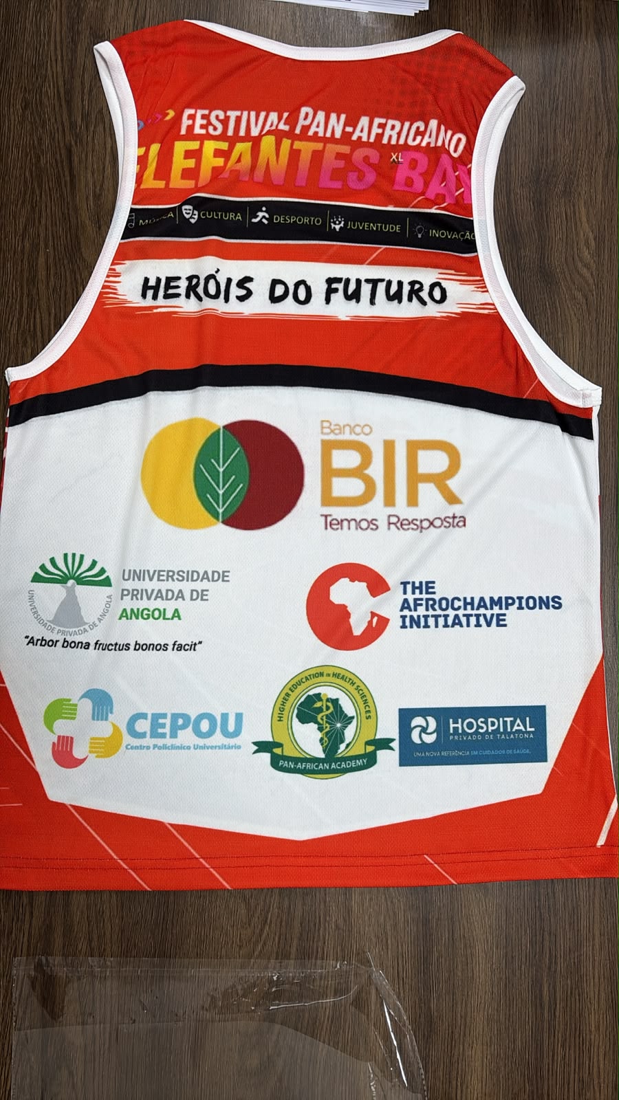 Colete vermelho do Festival com o Banco BIR em destaque
