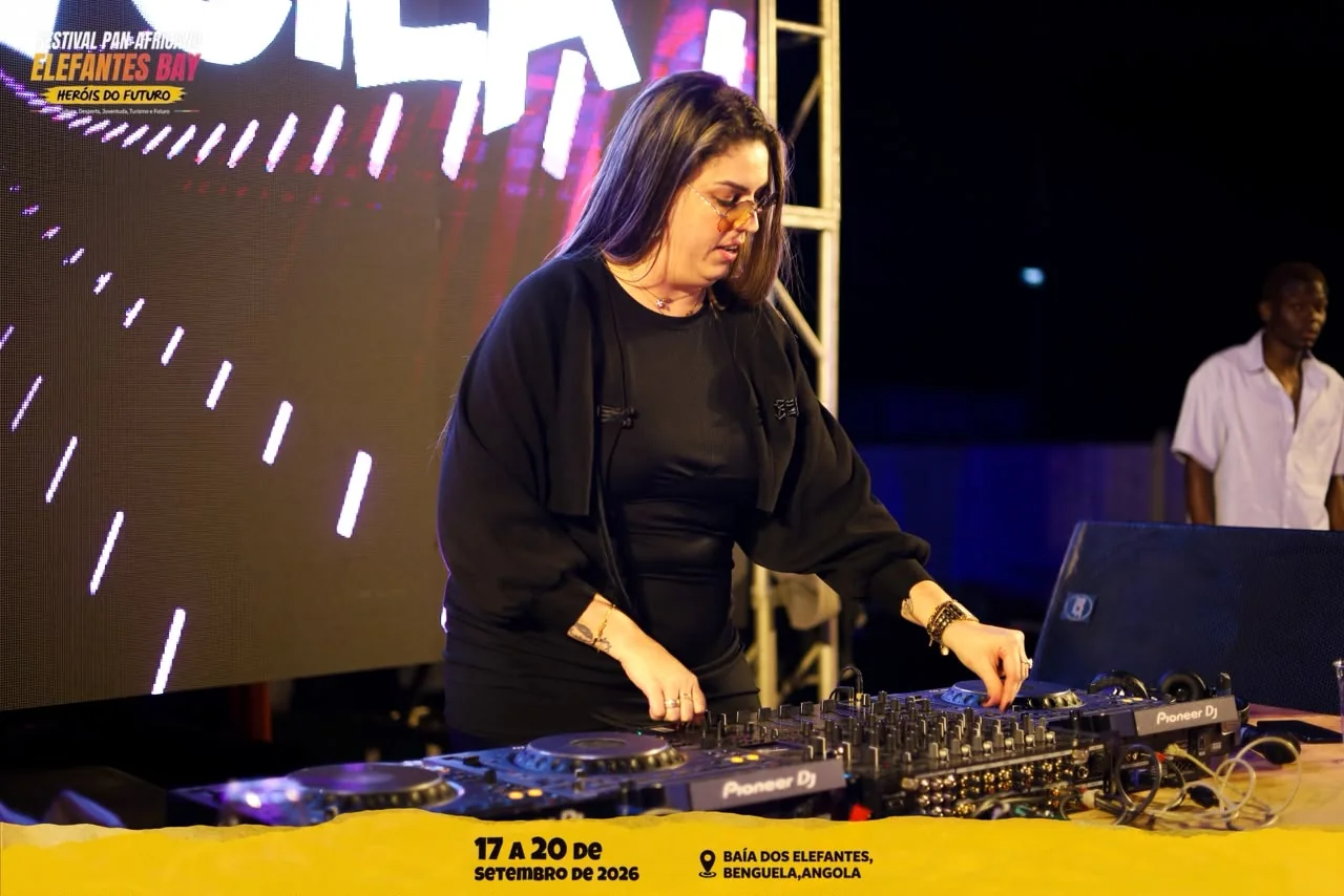 DJ em atuação no palco do Festival Elefantes Bay