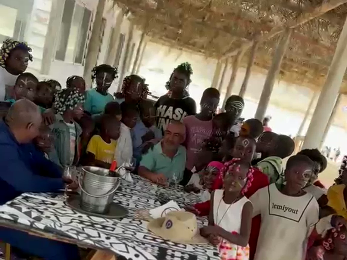 Crianças reunidas em torno de uma atividade educativa no Festival Elefantes Bay