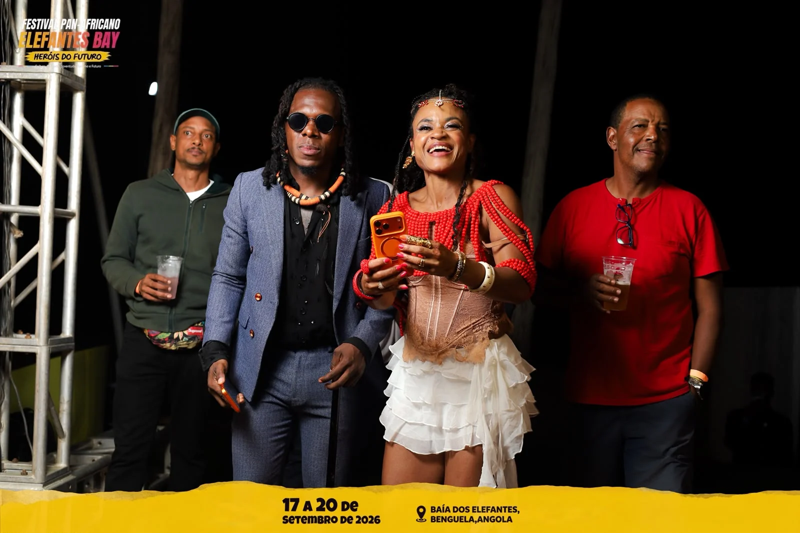 Artistas e convidados reunidos nos bastidores do Festival Elefantes Bay