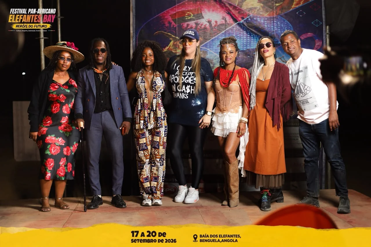 Grupo de artistas e convidados reunido no palco do Festival Elefantes Bay
