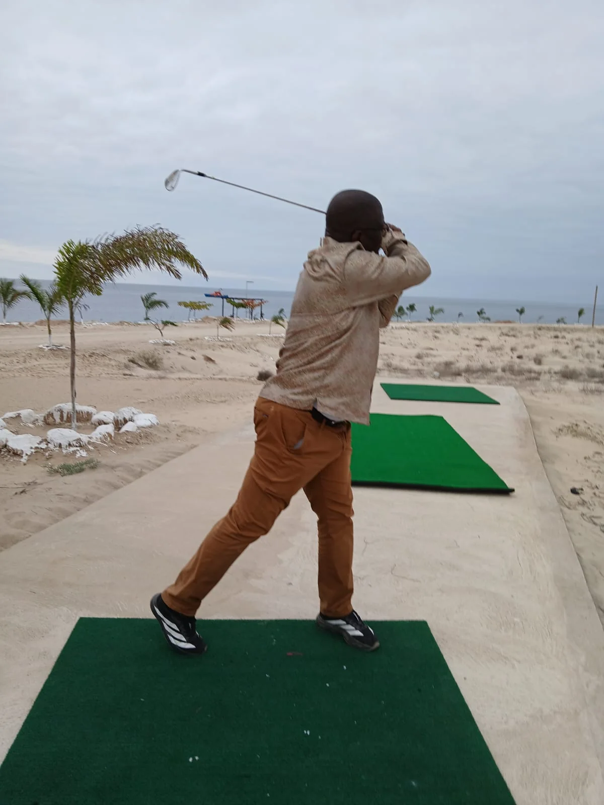 Participante a praticar golfe junto à Baía dos Elefantes
